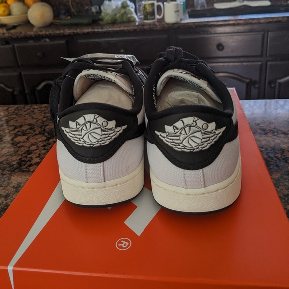 Jordan 1 Low - Picture 3 of 3